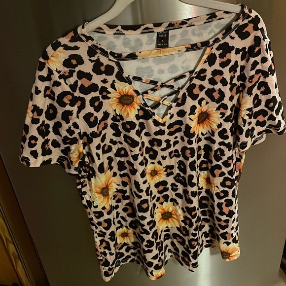 *Keeping* Cheetah Sunflower Top 🌻 🐆 - Picture 13 of 13